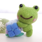 カエルちゃんとアジサイのストラップ　羊毛フェルト　