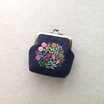 リネンと刺繍のバラと小花のがま口  ネイビー