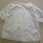 白のバルーン袖プルオーバーブラウス