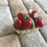 ガラスのミニオブジェ(うさいちご籠盛り)