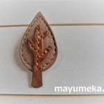 ＊かわいい＊革のツリーのブローチ＊グレージュ＊シンプル＊