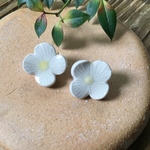 白いお花のピアス(陶器)／イヤリング ※チタンポスト