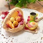 カゴ入りミニチュアパンとクマ型食パンのモーニングセット 〜白色のカゴ〜
