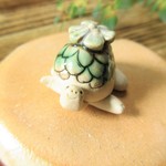 お花をのせた亀の置物（2）