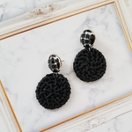 シルバー×黒のチェックカボションの黒いラタンピアス