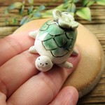 お花をのせた亀の置物（4）