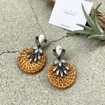 ハウライトビジューラタンピアス