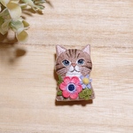 ネコの刺繍ブローチ 〜アネモネ〜