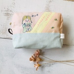 ＼税抜き価格／ルンルン刺繍を施す女のコのポーチ