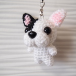 編みぐるみ犬ストラップ:フレンチブルドッグ（パイド）