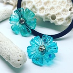 ハンドメイド★クリアブルーなお花のヘアゴム。真ん中にはスワロフスキーが埋め込まれていてキラキラ綺麗　日本製ゴム使用