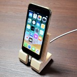 ひのきで作った卓上スマホスタンド