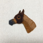 栗毛の競走馬の横顔ブローチ