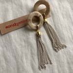 白いタッセルピアス