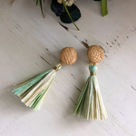 編込みくるみボタンとレーヨンタッセルのピアス/イヤリング　≪ブルーグラデーション≫