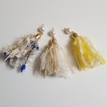 キラキラ糸のタッセルピアス