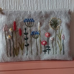 花刺繍フラットポーチ　A