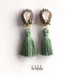 ＊ミニtassel˚₊×ビジューのビーズ刺繍ピアス/イヤリング（グリーン）
