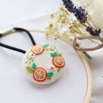 くるみボタンの刺繍ヘアゴム オレンジリース