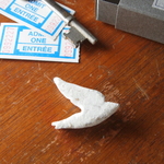 陶土：飛び立つツバメ　ブローチ