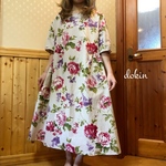 優雅な薔薇のサイドギャザーワンピース🌼生成りにレッド柄とブラウン地からお選び下さい