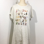 レディースドルマンTシャツワンピース『アルファベットとネコ』(オートミール)