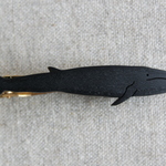 マグロの木で作ったシロナガスクジラネクタイピン