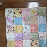 明るい色合いのパッチワークフリーマット