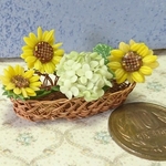 ミニチュアの花「ひまわりバスケット」