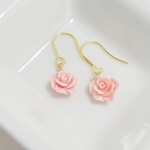 ❤SALE❤*P19***貝パーツ＆薔薇ピアス（濃いピンク）