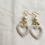 パールハートとゴールドリボンピアス❤︎（イヤリング変更可能）
