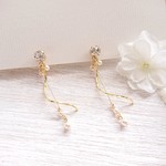 ウェーブと小粒パールのピアス