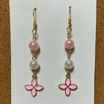 お花チャーム(ピンク系)とビーズのイヤリング ｏｒ ピアス