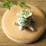 お花をのせた亀の置物（8）