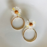 デイジーとゴールドフープのイヤリング(ピアス)