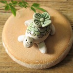 お花をのせた亀の置物（10）