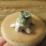 お花をのせた亀の置物（14）
