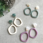 変形アクリルフープのピアス イヤリング