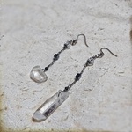 水晶のアシンメトリーピアス