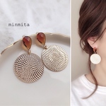 ✴︎NEW!✴︎キラキラ透き通る雫ビジューと大ぶりゴールドプレートピアス