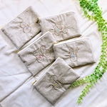 カール。イニシャル。ベージュ。刺繍フラット ポーチ