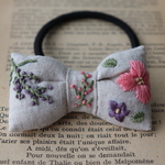 リネンにお花刺繍たっぷりのヘアゴム