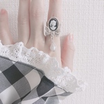 🎼 black cameo race ring  .