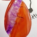 コニャックオレンジと隙間から鮮やかなパープルのコントラストが美しいgeode Druzyオニキスアゲート　ペンダントビーズ　48x31x7㎜