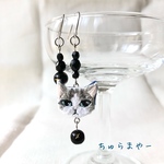 ちょっとご機嫌ななめ白サバトラちゃんの刺繍ピアス