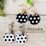 ドットアクリルプレートとつや消しビーズのピアス/イヤリング