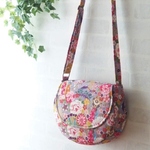 和柄の丸型ショルダー　古都の風景と花々