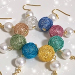糸玉とパールのピアス