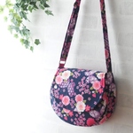 和柄の丸型ショルダー　八重桜と蝶