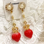 パールと王冠イチゴのピアス